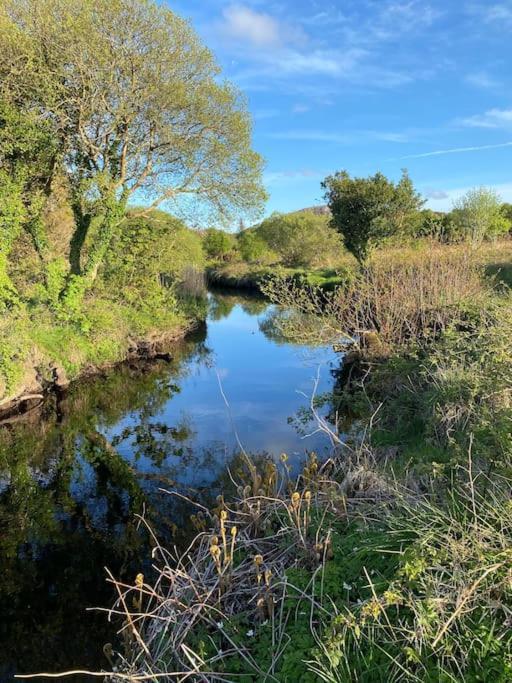 Stunning Riverside In Location *